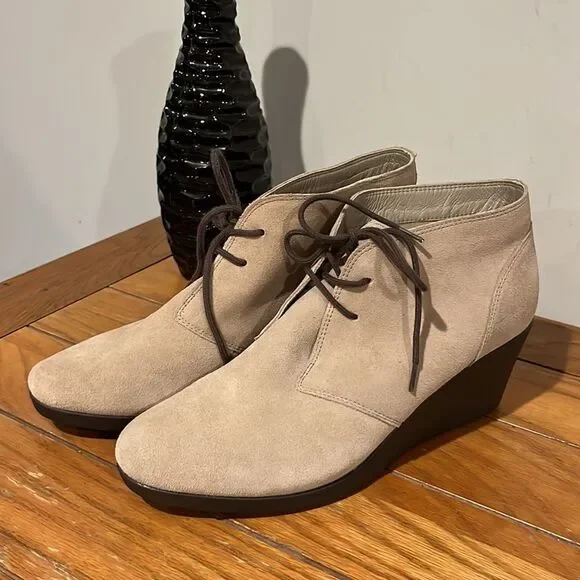 NWOT Crocs Leigh Suede Wedge Shootie Women’s Boot Size 11. - Picture 2 of 9